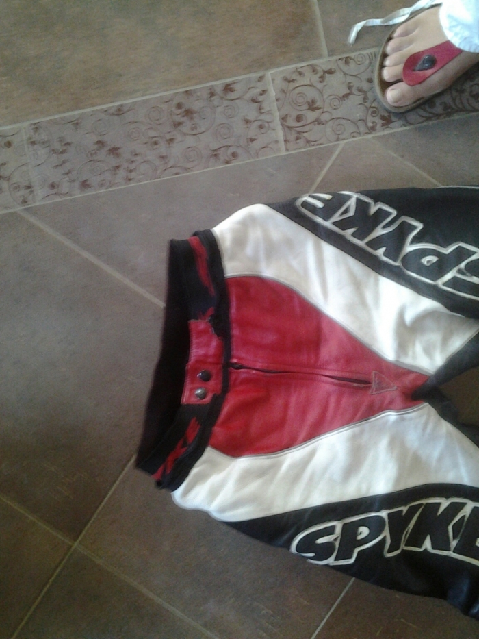 Photo femme, ensemble en cuir pour moto 270