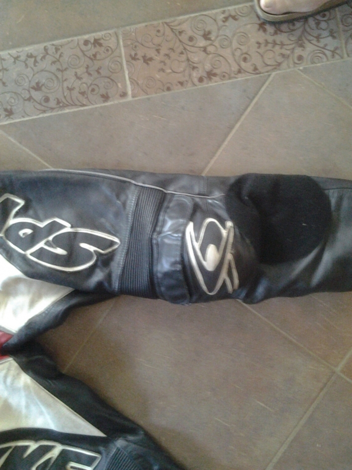 Photo femme, ensemble en cuir pour moto 270