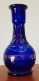  Joli vase en verre bleu décoré