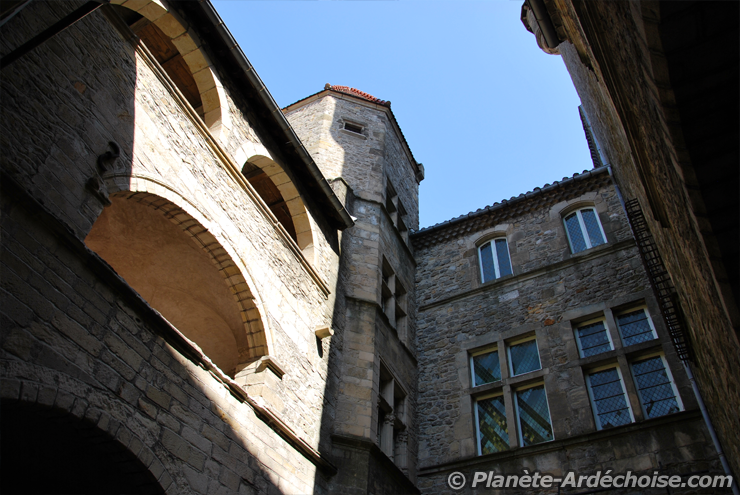 La Cours du Château d'Aubenas