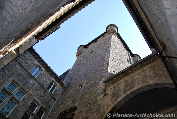 La Cours du Château d'Aubenas