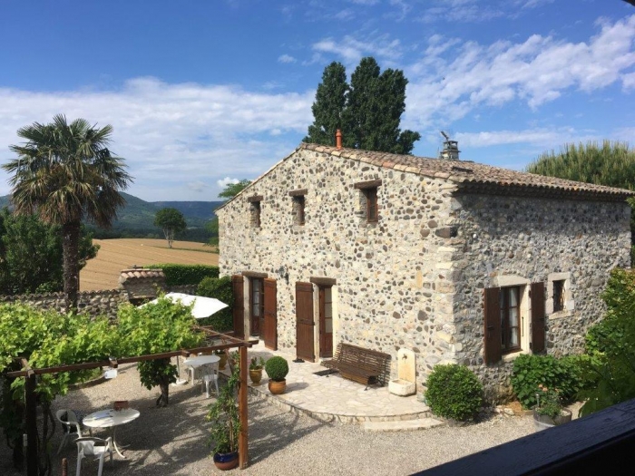 Propriété en pierre avec une maison et 1 gîte