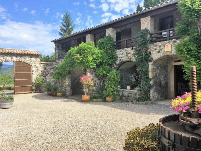 Photo Propriété en pierre avec une maison et 1 gîte 480