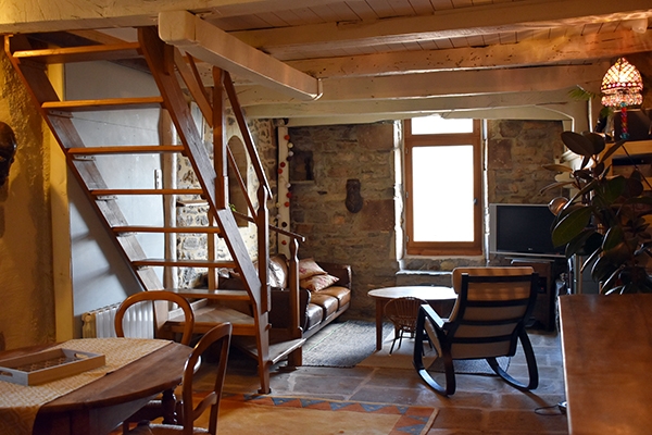 Photo Propriété sur les hauteurs de Vesseaux (1 ha en terrasses, maison en pierre, chalet/gite, grange à rénover) ecolieu possible 540