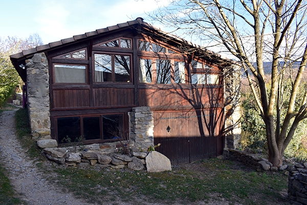 Photo Propriété sur les hauteurs de Vesseaux (1 ha en terrasses, maison en pierre, chalet/gite, grange à rénover) ecolieu possible 540