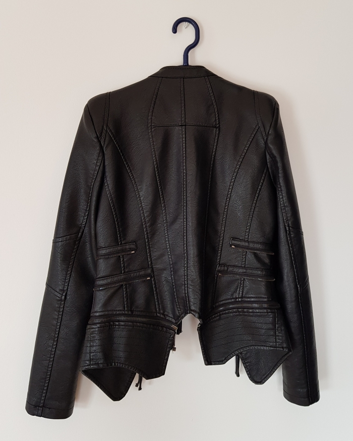 Photo Blouson Femme en simili-cuir... État neuf... Taille S 288