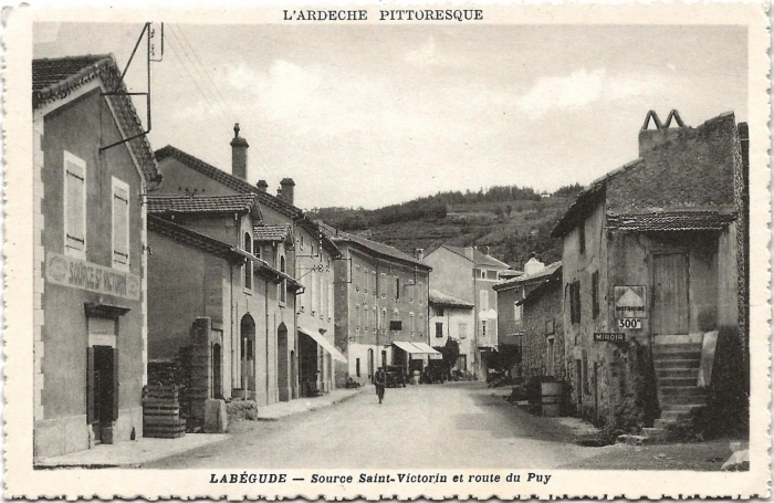 Photo Carte postale ancienne - LABEGUDE (07) Source Saint-Victorin et route du Puy 554