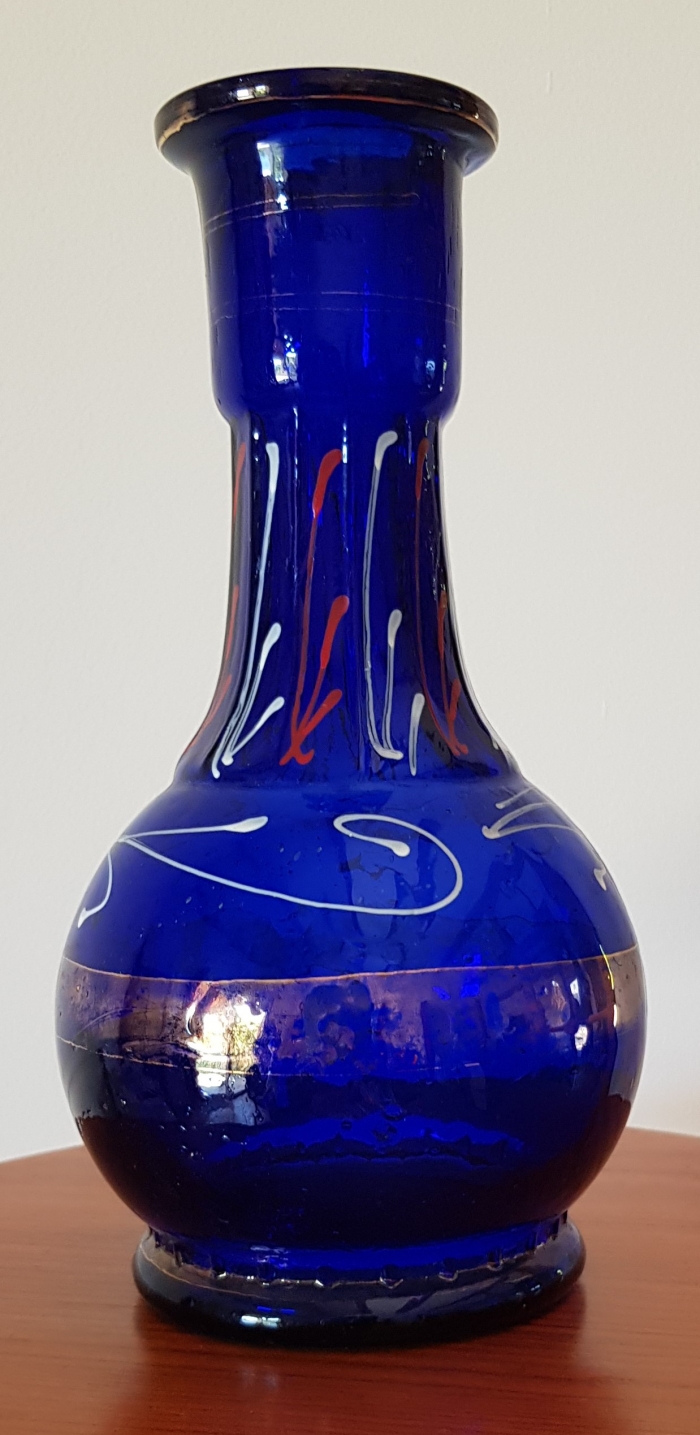 Joli vase en verre bleu décoré
