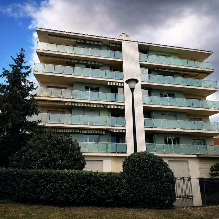LOUE CAVE PROCHE MAIRIE ANNEXE DANS IMMEUBLE DE STANDING