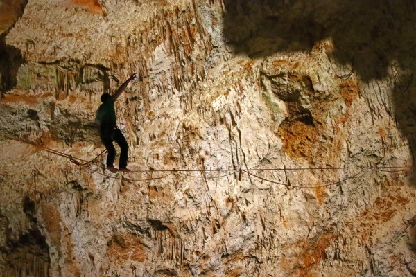 Des funambules à l’Aven d’Orgnac Grand Site d